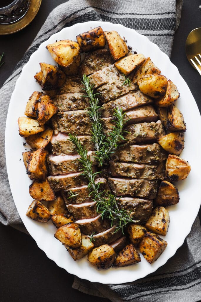 This Easy Balsamic Rosemary Roasted Pork Tenderloin is one of those good, pretty, cheap and easy mains! This makes it ideal for when you have guests over and perfect for Holiday meals (like Christmas)! It's incredibly quick to put together and it's truly delicious. The tanginess and sweetness of the balsamic vinegar pairs so well with the earthiness of the rosemary, mustard and garlic. Serve it with some roasted potatoes, crunchy on the outside and soft in the center, they are always a success. | Paula's Apron Recipe