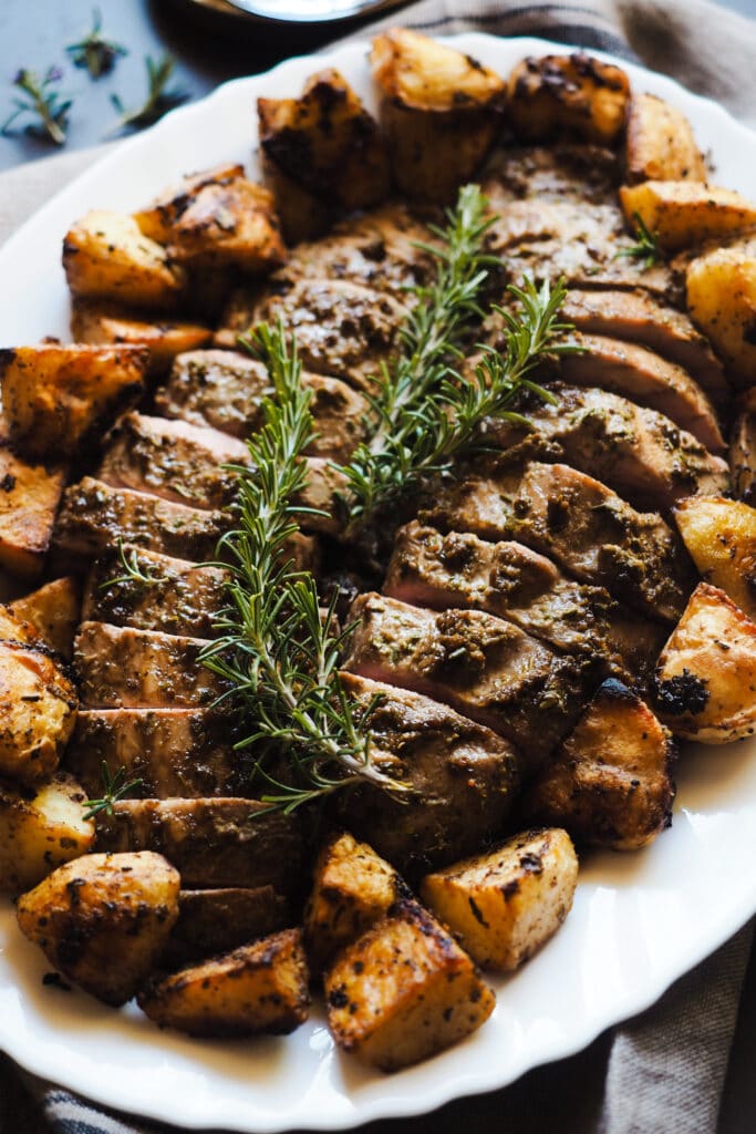 This Easy Balsamic Rosemary Roasted Pork Tenderloin is one of those good, pretty, cheap and easy mains! This makes it ideal for when you have guests over and perfect for Holiday meals (like Christmas)! It's incredibly quick to put together and it's truly delicious. The tanginess and sweetness of the balsamic vinegar pairs so well with the earthiness of the rosemary, mustard and garlic. Serve it with some roasted potatoes, crunchy on the outside and soft in the center, they are always a success. | Paula's Apron Recipe