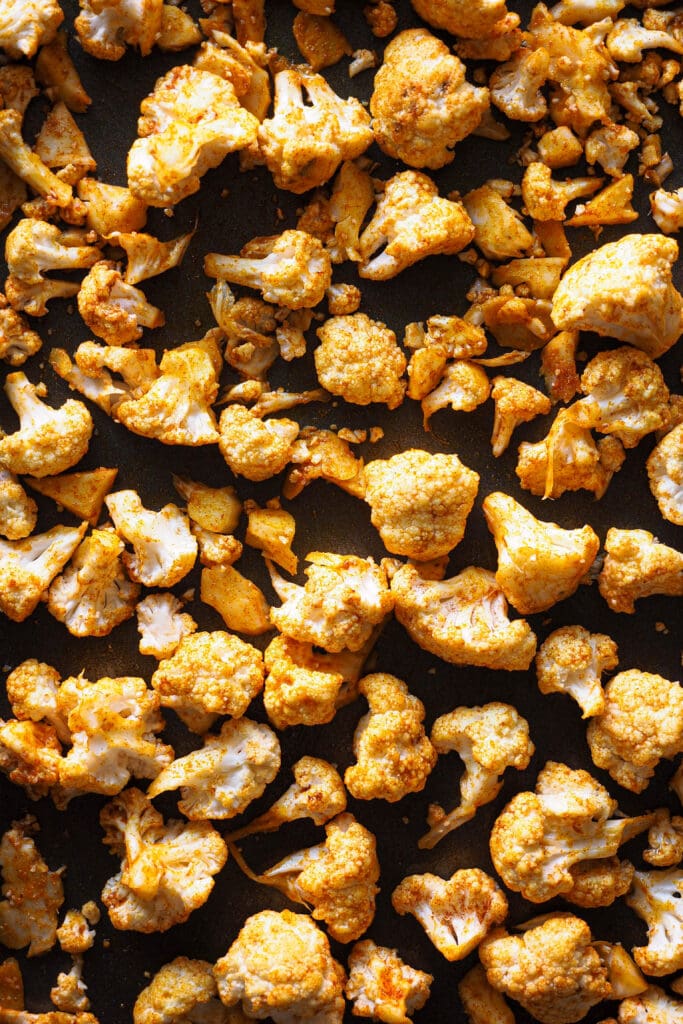 Coliflor Especiada con ajo en polvo, pimentón y cúrcuma. También lleva sal y aceite.