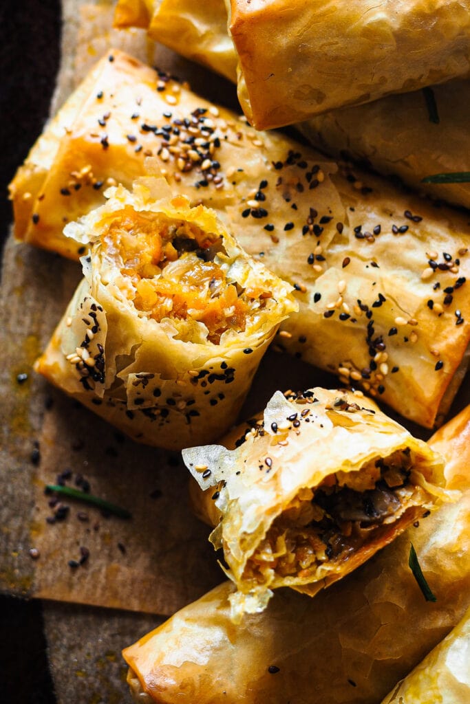 Estos Rollitos Primavera de Verduras con Masa Filo tienen un relleno de col, zanahoria y cebolla con un toque asiático y quedan súper crujientes sin necesidad de freírlos. Al usar masa filo podemos hacerlos en el horno más rápidamente y con un resultado bestial y encima más saludable. Para acompañar, un poco de salsa de soja y ya tienes una cena o comida ideal lista. | Receta de Paula's Apron