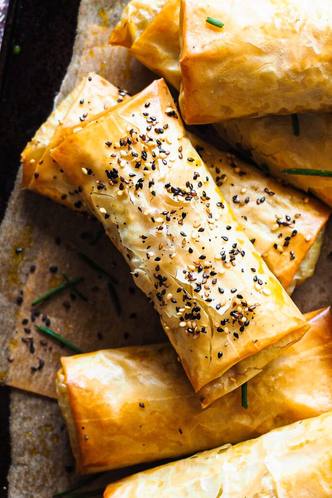 Estos Rollitos Primavera de Verduras con Masa Filo tienen un relleno de col, zanahoria y cebolla con un toque asiático y quedan súper crujientes sin necesidad de freírlos. Al usar masa filo podemos hacerlos en el horno más rápidamente y con un resultado bestial y encima más saludable. Para acompañar, un poco de salsa de soja y ya tienes una cena o comida ideal lista. | Receta de Paula's Apron