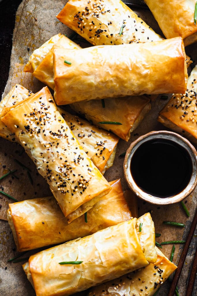 Estos Rollitos Primavera de Verduras con Masa Filo tienen un relleno de col, zanahoria y cebolla con un toque asiático y quedan súper crujientes sin necesidad de freírlos. Al usar masa filo podemos hacerlos en el horno más rápidamente y con un resultado bestial y encima más saludable. Para acompañar, un poco de salsa de soja y ya tienes una cena o comida ideal lista. | Receta de Paula's Apron