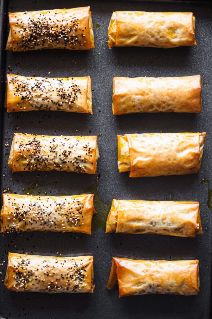 Estos Rollitos Primavera de Verduras con Masa Filo tienen un relleno de col, zanahoria y cebolla con un toque asiático y quedan súper crujientes sin necesidad de freírlos. Al usar masa filo podemos hacerlos en el horno más rápidamente y con un resultado bestial y encima más saludable. Para acompañar, un poco de salsa de soja y ya tienes una cena o comida ideal lista. | Receta de Paula's Apron