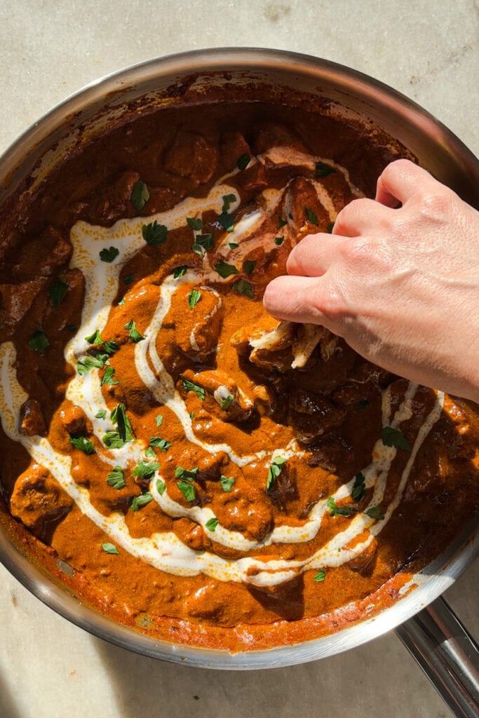 Este Butter Chicken Masala es tan fácil de hacer en casa, solo necesitas una sartén e ingredientes que hoy en día ya puedes encontrar en todos los supermercados grandes. Lo que tiene de especial esta receta es que vamos a fusionar las técnicas y sabores del Butter Chicken y del Pollo Tikka Masala, para así obtener como resultado un pollo muy jugoso y una salsa extra cremosa y llena de sabor. Acompáñalo de arroz y pan naan y a disfrutar. Los aromas te van a transportar a la India sin salir de casa. | Receta de Paula's Apron