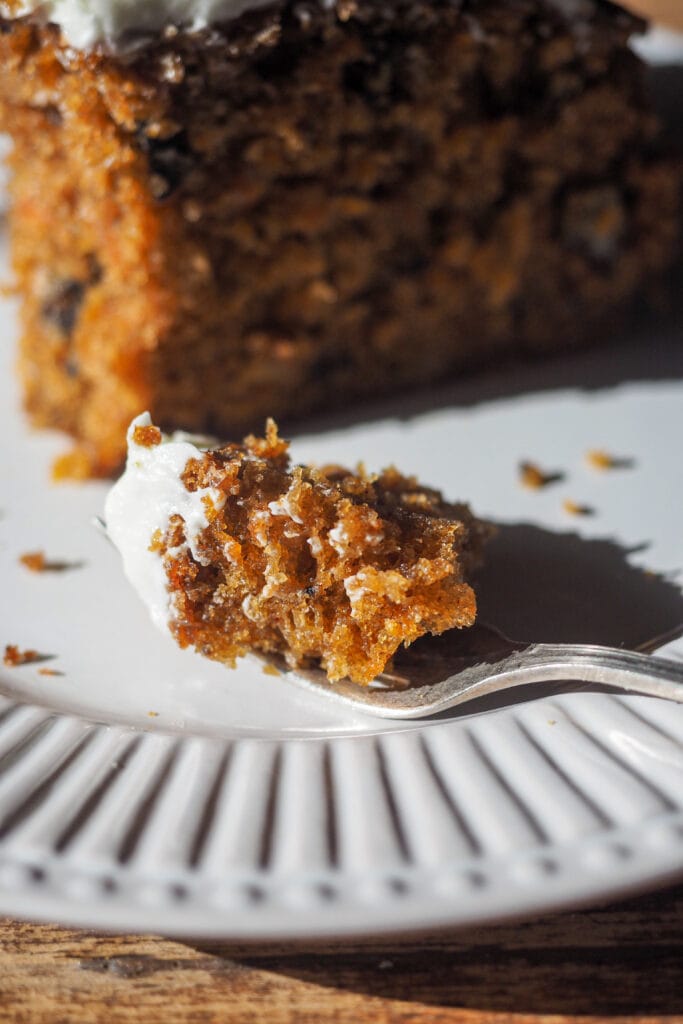 Este es el Mejor Carrot Cake para cualquier ocasión (o la Mejor Tarta de Zanahoria, lo llames como lo llames). Húmedo, sabroso y fácil de hacer, verás que no habrá quien no te pida un segundo trozo. Y es que gusta tanto a quien prefiere un carrot cake húmedo como al que no tan húmedo, al que lo quiere esponjoso y al que le gusta más denso, así que... Ya sea para una tarta de cumpleaños, un día festivo o simplemente porque sí, esta versión de tarta de zanahoria siempre triunfa. Yo hago tarta de zanahoria con nueces, pero puedes omitirlas si quieres. Su versatilidad y balance realmente la ha convertido en la mejor tarta de zanahoria para cualquier ocasión con cobertura de queso crema. | Receta de Paula's Apron