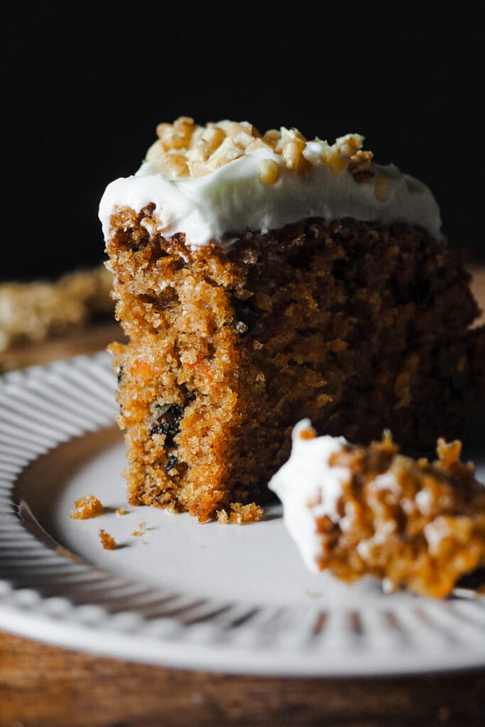 Este es el Mejor Carrot Cake para cualquier ocasión (o la Mejor Tarta de Zanahoria, lo llames como lo llames). Húmedo, sabroso y fácil de hacer, verás que no habrá quien no te pida un segundo trozo. Y es que gusta tanto a quien prefiere un carrot cake húmedo como al que no tan húmedo, al que lo quiere esponjoso y al que le gusta más denso, así que... Ya sea para una tarta de cumpleaños, un día festivo o simplemente porque sí, esta versión de tarta de zanahoria siempre triunfa. Yo hago tarta de zanahoria con nueces, pero puedes omitirlas si quieres. Su versatilidad y balance realmente la ha convertido en la mejor tarta de zanahoria para cualquier ocasión con cobertura de queso crema. | Receta de Paula's Apron