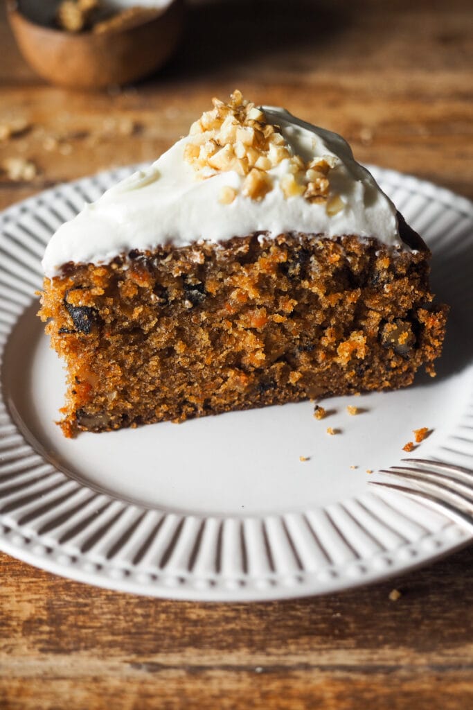 Este es el Mejor Carrot Cake para cualquier ocasión (o la Mejor Tarta de Zanahoria, lo llames como lo llames). Húmedo, sabroso y fácil de hacer, verás que no habrá quien no te pida un segundo trozo. Y es que gusta tanto a quien prefiere un carrot cake húmedo como al que no tan húmedo, al que lo quiere esponjoso y al que le gusta más denso, así que... Ya sea para una tarta de cumpleaños, un día festivo o simplemente porque sí, esta versión de tarta de zanahoria siempre triunfa. Yo hago tarta de zanahoria con nueces, pero puedes omitirlas si quieres. Su versatilidad y balance realmente la ha convertido en la mejor tarta de zanahoria para cualquier ocasión con cobertura de queso crema. | Receta de Paula's Apron