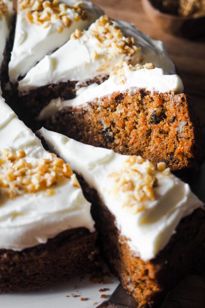 Este es el Mejor Carrot Cake para cualquier ocasión (o la Mejor Tarta de Zanahoria, lo llames como lo llames). Húmedo, sabroso y fácil de hacer, verás que no habrá quien no te pida un segundo trozo. Y es que gusta tanto a quien prefiere un carrot cake húmedo como al que no tan húmedo, al que lo quiere esponjoso y al que le gusta más denso, así que... Ya sea para una tarta de cumpleaños, un día festivo o simplemente porque sí, esta versión de tarta de zanahoria siempre triunfa. Yo hago tarta de zanahoria con nueces, pero puedes omitirlas si quieres. Su versatilidad y balance realmente la ha convertido en la mejor tarta de zanahoria para cualquier ocasión con cobertura de queso crema. | Receta de Paula's Apron