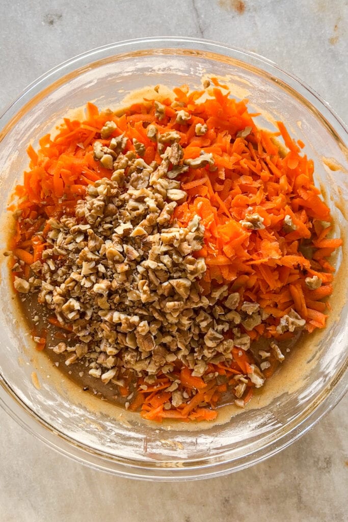 Masa para El Mejor Carrot Cake o Mejor Tarta de Zanahoria antes de mezclar las nueces y zanahoria rallada, aún en la superficie.