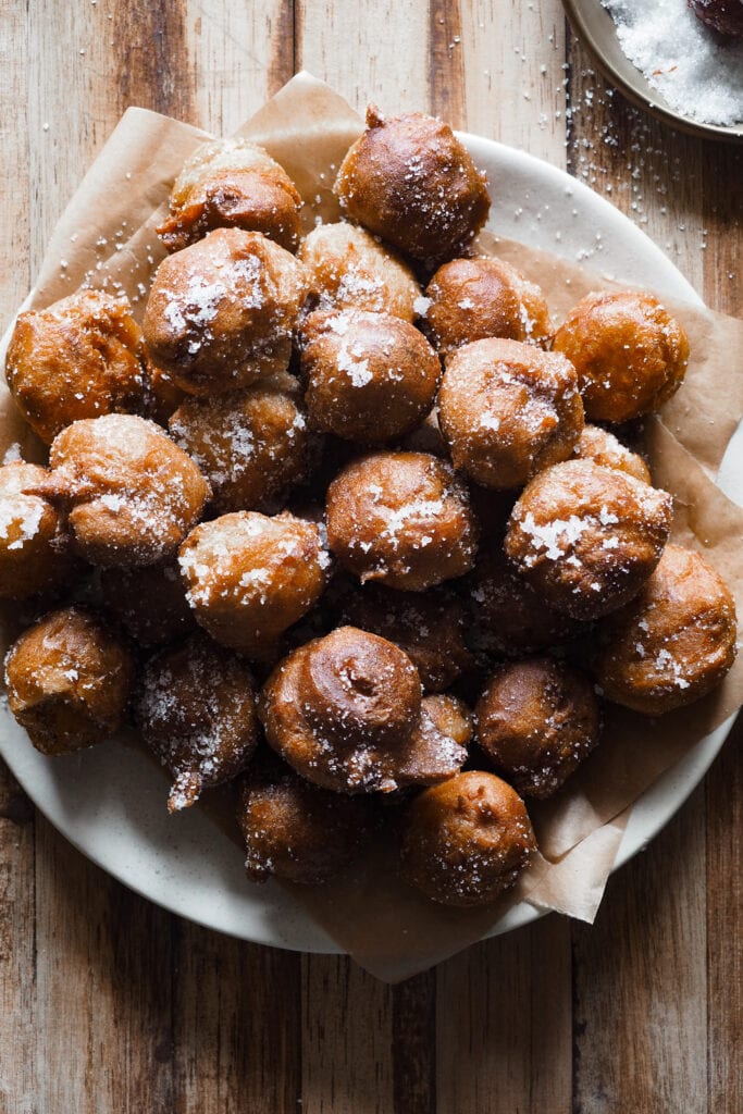Hoy vamos a aprender como hacer buñuelos de viento tradicionales con la receta de la abuela, un dulce clásico de la gastronomía española en Semana Santa. Quedan esponjosos y a la vez huecos por dentro, perfectos para rellenar si quisieras o para devorarlos así tal cual. | Receta de Paula's Apron
