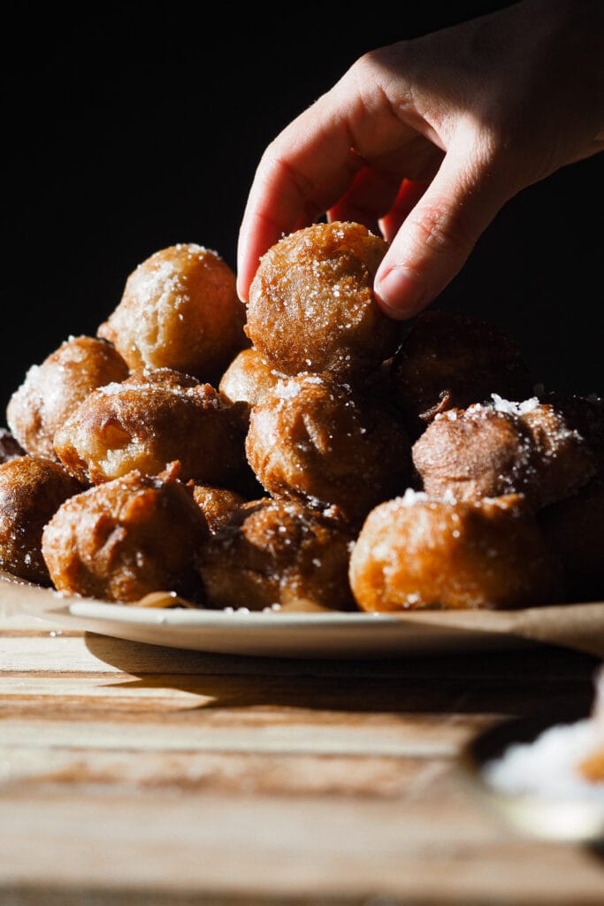 Hoy vamos a aprender como hacer buñuelos de viento tradicionales con la receta de la abuela, un dulce clásico de la gastronomía española en Semana Santa. Quedan esponjosos y a la vez huecos por dentro, perfectos para rellenar si quisieras o para devorarlos así tal cual. | Receta de Paula's Apron