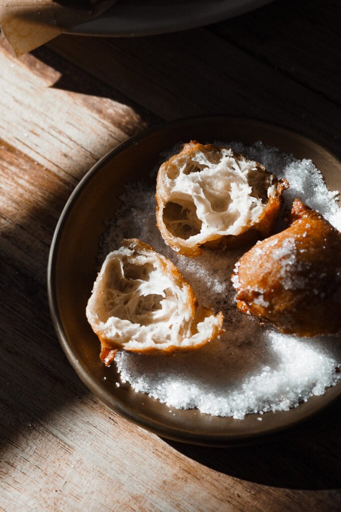 Hoy vamos a aprender como hacer buñuelos de viento tradicionales con la receta de la abuela, un dulce clásico de la gastronomía española en Semana Santa. Quedan esponjosos y a la vez huecos por dentro, perfectos para rellenar si quisieras o para devorarlos así tal cual. | Receta de Paula's Apron