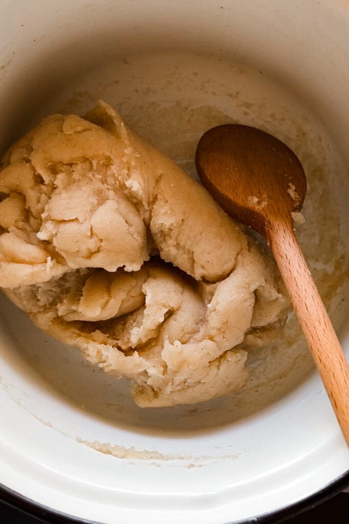 Masa choux sin los huevos añadidos para hacer buñuelos de viento tradicionales con la receta de la abuela, un dulce clásico de la gastronomía española en Semana Santa. Quedan esponjosos y a la vez huecos por dentro, perfectos para rellenar si quisieras o para devorarlos así tal cual.| Receta de Paula's Apron