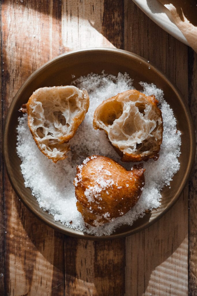 Hoy vamos a aprender como hacer buñuelos de viento tradicionales con la receta de la abuela, un dulce clásico de la gastronomía española en Semana Santa. Quedan esponjosos y a la vez huecos por dentro, perfectos para rellenar si quisieras o para devorarlos así tal cual. | Receta de Paula's Apron