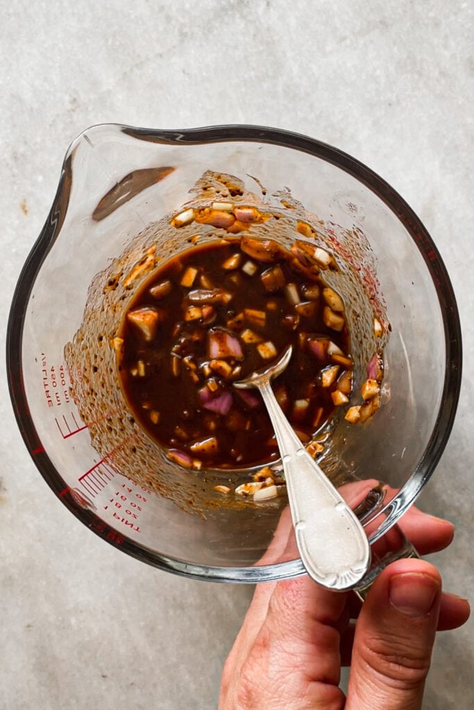 Vinagreta de Miel y Limón para Salmón al Horno con Espárragos. Lleva ajo, chalota o cebolla, miso, aceite, zumo de limón, miel, pimentón y sal. | Receta de Paula's Apron