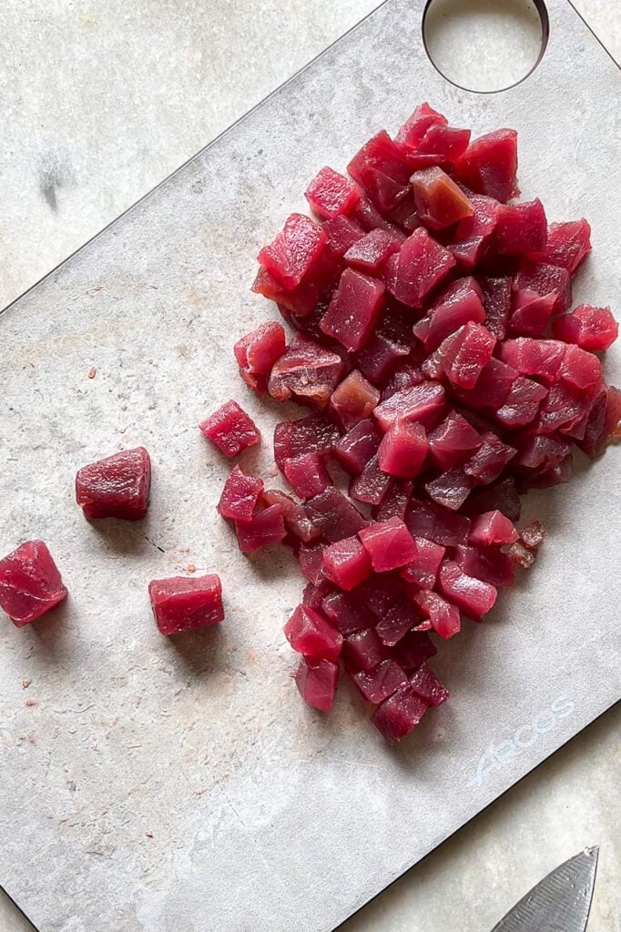 Atún de aleta amarilla cortado a dados