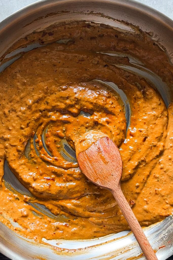 Salsa de tomate al vodka con pesto para hacer pasta alla vodka. | Receta de Paula's Apron