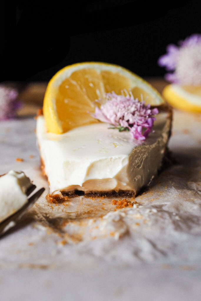 Esta Tarta de Limón sin Horno y Cremosa con Solo 5 Ingredientes es fácil y fresca. Su textura es como de tarta de queso cremosa pero sin llevar nada de queso crema, cuaja gracias a la mezcla de nata y zumo de limón sin necesidad de gelatina y es a la vez ligera. Y no nos olvidemos de la base de galletas, su contraste crujiente y el aroma de las galletas speculoos que queda tan bien con el limón hace que esta tarta sea adictiva. | Receta de Paula's Apron