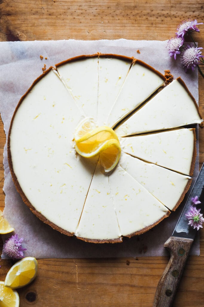 Esta Tarta de Limón sin Horno y Cremosa con Solo 5 Ingredientes es fácil y fresca. Su textura es como de tarta de queso cremosa pero sin llevar nada de queso crema, cuaja gracias a la mezcla de nata y zumo de limón sin necesidad de gelatina y es a la vez ligera. Y no nos olvidemos de la base de galletas, su contraste crujiente y el aroma de las galletas speculoos que queda tan bien con el limón hace que esta tarta sea adictiva. | Receta de Paula's Apron