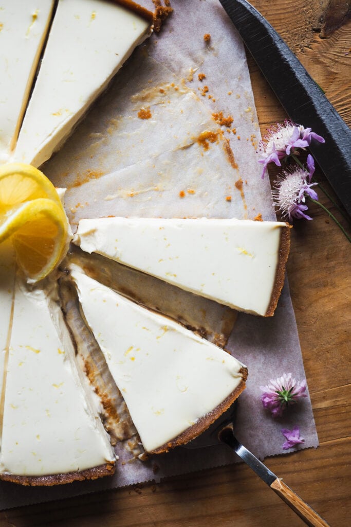 Esta Tarta de Limón sin Horno y Cremosa con Solo 5 Ingredientes es fácil y fresca. Su textura es como de tarta de queso cremosa pero sin llevar nada de queso crema, cuaja gracias a la mezcla de nata y zumo de limón sin necesidad de gelatina y es a la vez ligera. Y no nos olvidemos de la base de galletas, su contraste crujiente y el aroma de las galletas speculoos que queda tan bien con el limón hace que esta tarta sea adictiva. | Receta de Paula's Apron