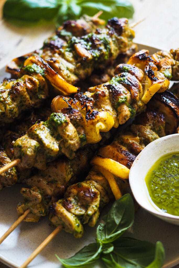 Brochetas de Pollo Asado con Salsa Verde Multiusos perfectas para el buen tiempo. Las puedes preparar en una sartén, barbacoa o en el horno (u olvidarte de las brochetas y hacer el pollo sin ensartar en un pincho). En cualquier caso, el pollo va marinado con una salsa verde de hierbas frescas y un toque ácido que aporta sabor y ayuda a enternecer el pollo. Esta salsa, además, va bien con todo: para aliñar ensaladas, con pasta, para aderezar pescado blanco, como base para pizza... ¡Te van a encantar! | Receta de Paula's Apron