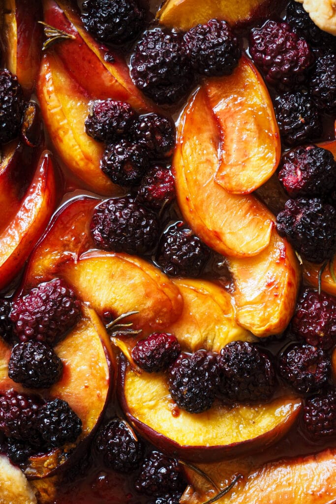 Esta Galette de Nectarina y Moras al Romero no es solo perfecta para disfrutar de la fruta que a finales de verano está en su mejor momento, sino que es la forma más fácil de que puedas disfrutar de una tarta totalmente casera sin complicarte. Es sencilla y rústica, nada de preocuparse de formas perfectas, pero está llena de sabor y texturas. Es un postre o merienda ideal para hacer cuando los días todavía son relativamente largos y queremos disfrutar al máximo de la fruta de temporada. | Receta de Paula's Apron