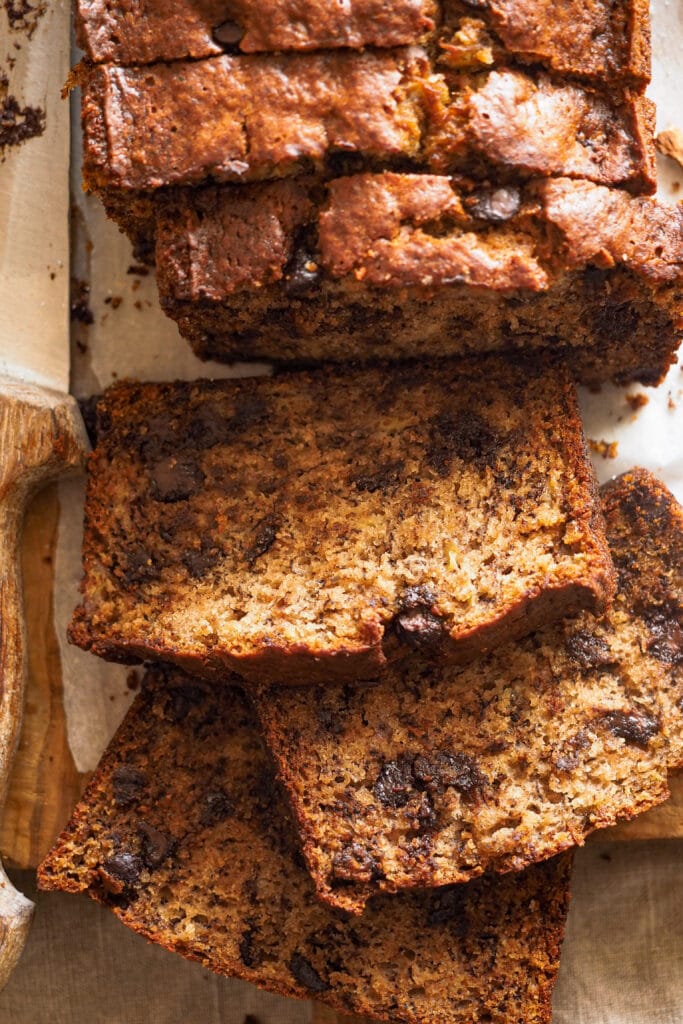 Banana Bread con Mantequilla Tostada húmedo y esponjoso. La mantequilla tostada le aporta un toque como de frutos secos que lo hace más especial sin complicaciones y también le he añadido chocolate y canela porque, a parte de ir genial con el plátano, me parecen unos extras muy otoñales, pero son totalmente opcionales. Además, es un bizcocho de plátano fácil, no necesitas batidor eléctrico y todo se mezcla en un único bol. ¡Ya verás que si lo pruebas volverás a él una y otra vez! | Receta de Paula's Apron