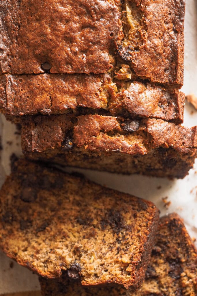 Banana Bread con Mantequilla Tostada húmedo y esponjoso. La mantequilla tostada le aporta un toque como de frutos secos que lo hace más especial sin complicaciones y también le he añadido chocolate y canela porque, a parte de ir genial con el plátano, me parecen unos extras muy otoñales, pero son totalmente opcionales. Además, es un bizcocho de plátano fácil, no necesitas batidor eléctrico y todo se mezcla en un único bol. ¡Ya verás que si lo pruebas volverás a él una y otra vez! | Receta de Paula's Apron