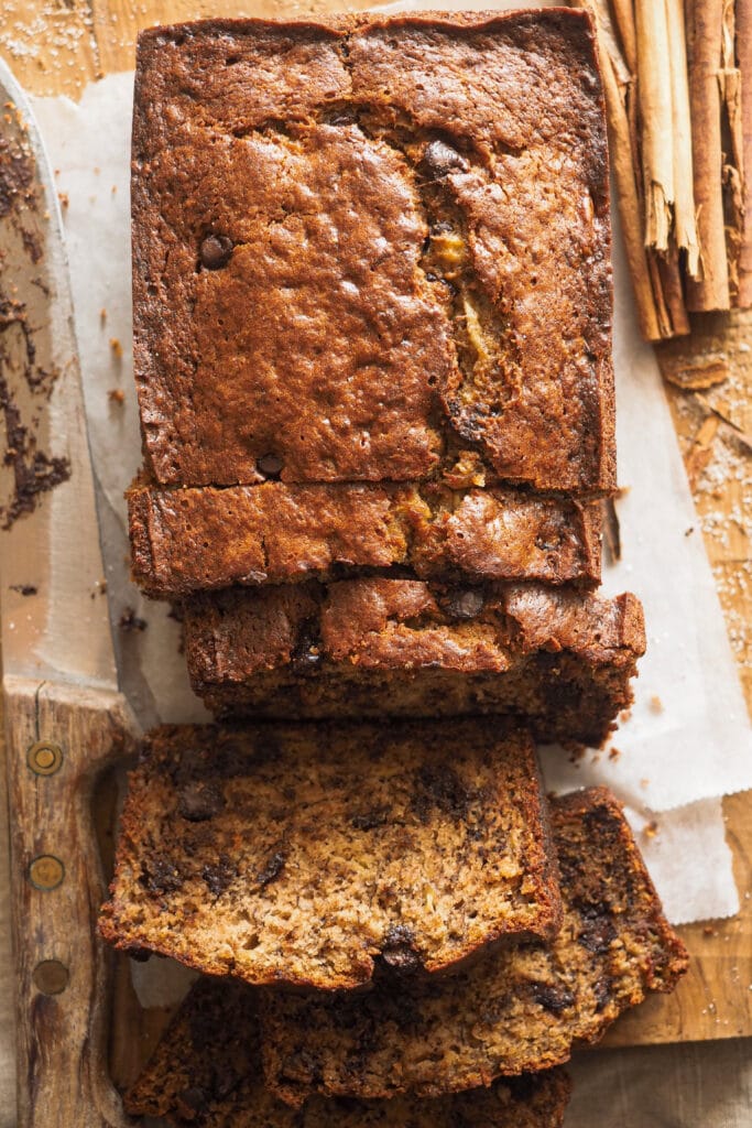 Banana Bread con Mantequilla Tostada húmedo y esponjoso. La mantequilla tostada le aporta un toque como de frutos secos que lo hace más especial sin complicaciones y también le he añadido chocolate y canela porque, a parte de ir genial con el plátano, me parecen unos extras muy otoñales, pero son totalmente opcionales. Además, es un bizcocho de plátano fácil, no necesitas batidor eléctrico y todo se mezcla en un único bol. ¡Ya verás que si lo pruebas volverás a él una y otra vez! | Receta de Paula's Apron