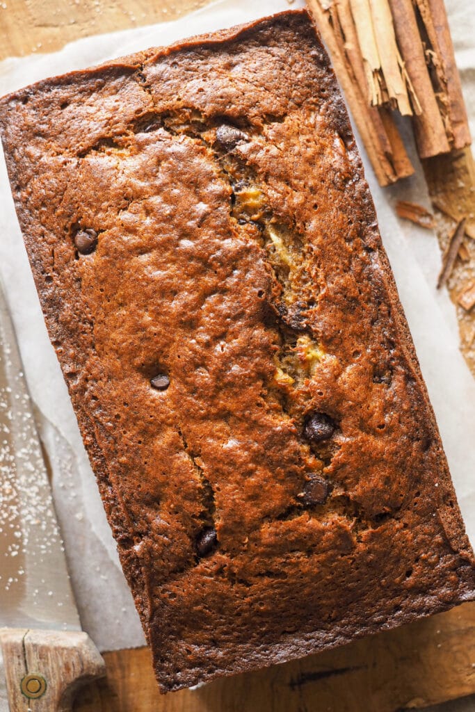 Banana Bread con Mantequilla Tostada húmedo y esponjoso. La mantequilla tostada le aporta un toque como de frutos secos que lo hace más especial sin complicaciones y también le he añadido chocolate y canela porque, a parte de ir genial con el plátano, me parecen unos extras muy otoñales, pero son totalmente opcionales. Además, es un bizcocho de plátano fácil, no necesitas batidor eléctrico y todo se mezcla en un único bol. ¡Ya verás que si lo pruebas volverás a él una y otra vez! | Receta de Paula's Apron
