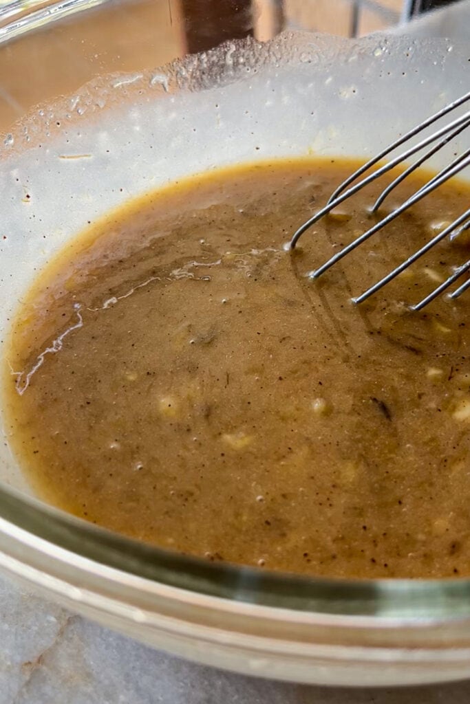 Mezcla de ingredientes húmedos para banana bread o bizcocho de plátano.