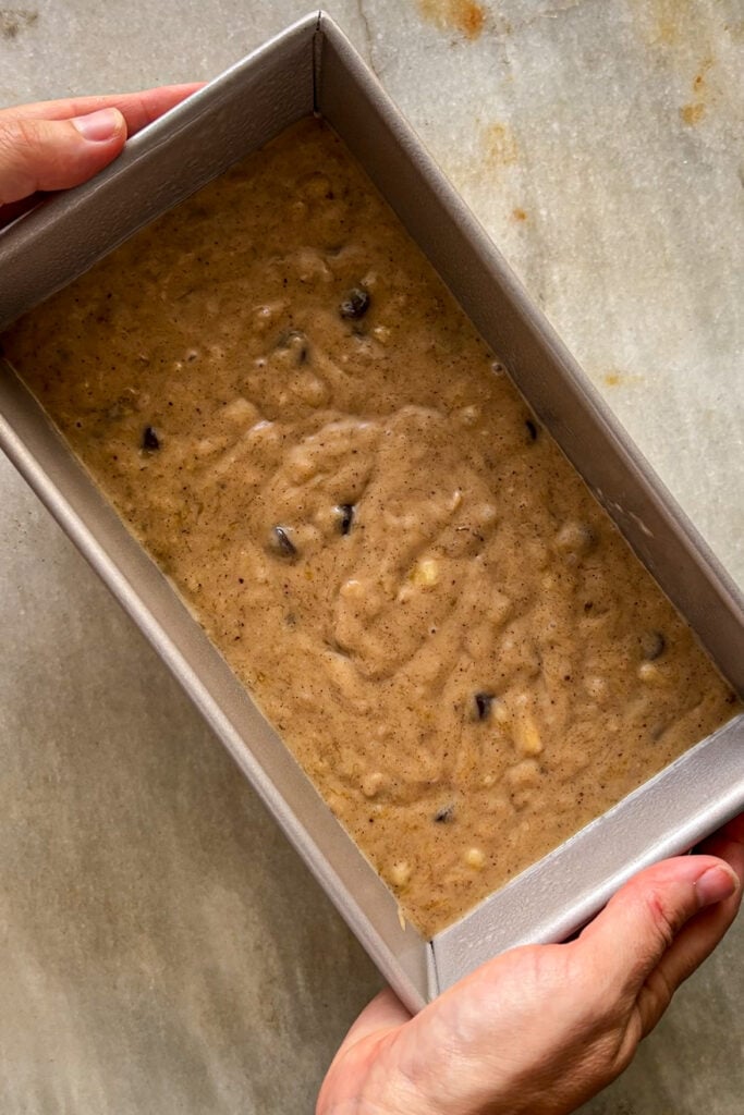 Masa para banana bread o bizcocho de plátano en un molde rectangular lista para ser horneada.