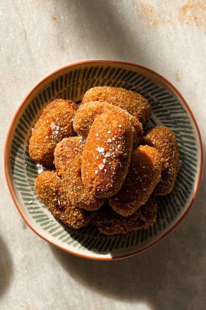 Croquetas de Setas cremosas por dentro y crujientes por fuera, con un increíble sabor umami gracias al boletus. Tamnbién llevan champiñones y te explico como hacer la bechamel perfecta para que no queden grumos. Estas croquetas son un homenaje al otoño e ideales para un buen picoteo o aperitivo. | Receta de Paula's Aspron