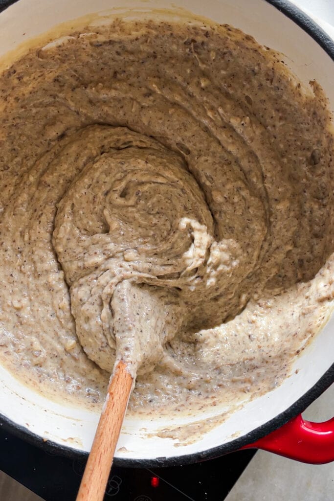 Masa para Croquetas de Setas cremosas por dentro y crujientes por fuera, con un increíble sabor umami gracias al boletus. Tamnbién llevan champiñones y te explico como hacer la bechamel perfecta para que no queden grumos. Estas croquetas son un homenaje al otoño e ideales para un buen picoteo o aperitivo. | Receta de Paula's Aspron