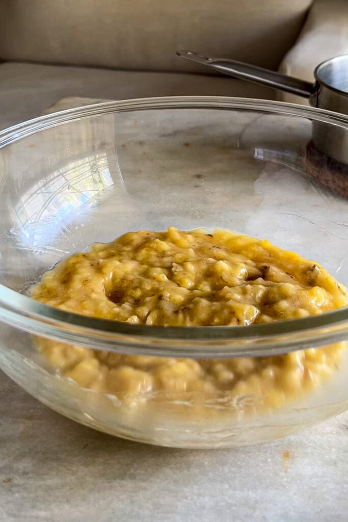 3 plátanos maduros chafados en un bol de cristal