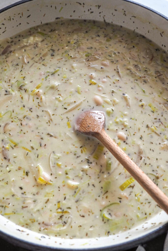 Esta receta de Gratén de Alubias y Puerro es una forma diferente y buenísima de disfrutar de esta legumbre. Es fácil de hacer y como resultado te quedan unas alubias suaves con una salsa extra cremosa que contrasta con el crujiente del gratinado (aquí todavía está sin crujiente). | Receta de Paula's Apron