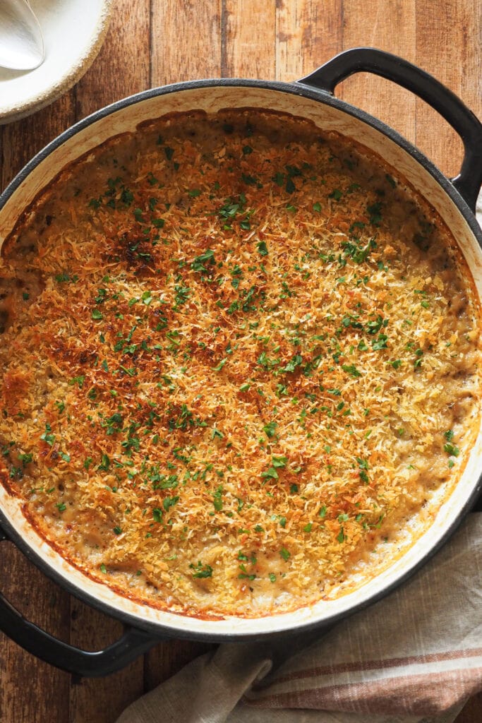 Esta receta de Gratén de Alubias y Puerro es una forma diferente y buenísima de disfrutar de esta legumbre. Es fácil de hacer y como resultado te quedan unas alubias suaves con una salsa extra cremosa que contrasta con el crujiente del gratinado. Otra cosa que me encanta es que se prepara en 15 minutos y el resto lo hace el horno, lo que encima te permite prepararlas con antelación y meterlas al horno cuando vayas a comer. En definitiva, un plato súper completo en todos los sentidos e ideal para entrar en calor estos meses fríos. | Receta de Paula's Apron