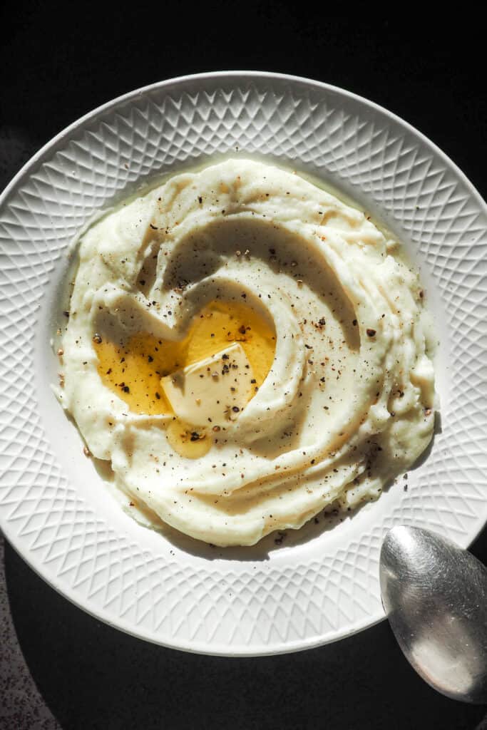 Este es el mejor Puré de Patatas Casero, Suave y Esponjoso que vas a probar. Aprende como hacer puré de patatas cremoso, un básico de cocina para triunfar siempre y no volver a comprar de bolsa. Además, también aprenderemos a aromatizarlo. Hoy yo lo he hecho con ajo y romero, pero puedes usar lo que más te guste. Y como no, puedes dejarlo tal cual, porque con buena patata ya queda increíble. | Receta de Paula's Apron