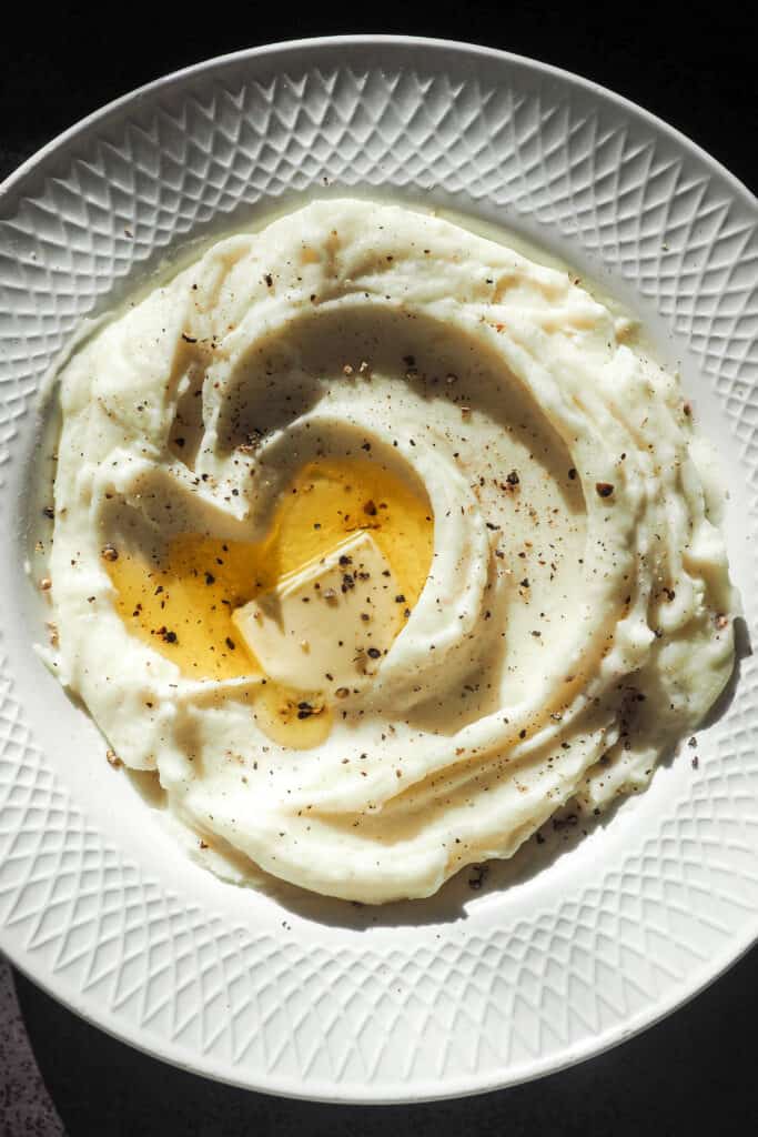 Este es el mejor Puré de Patatas Casero, Suave y Esponjoso que vas a probar. Aprende como hacer puré de patatas cremoso, un básico de cocina para triunfar siempre y no volver a comprar de bolsa. Además, también aprenderemos a aromatizarlo. Hoy yo lo he hecho con ajo y romero, pero puedes usar lo que más te guste. Y como no, puedes dejarlo tal cual, porque con buena patata ya queda increíble. | Receta de Paula's Apron