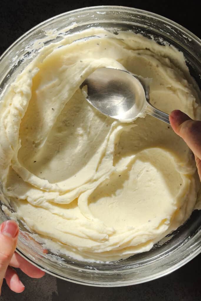 Este es el mejor Puré de Patatas Casero, Suave y Esponjoso que vas a probar. Aprende como hacer puré de patatas cremoso, un básico de cocina para triunfar siempre y no volver a comprar de bolsa. Además, también aprenderemos a aromatizarlo. Hoy yo lo he hecho con ajo y romero, pero puedes usar lo que más te guste. Y como no, puedes dejarlo tal cual, porque con buena patata ya queda increíble. | Receta de Paula's Apron