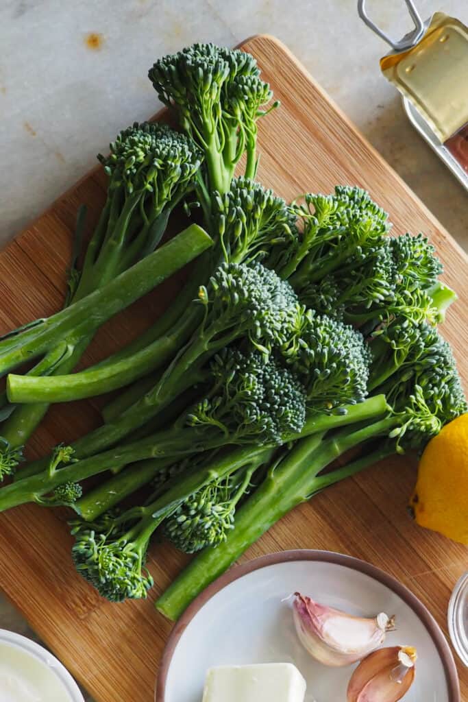 Bimi sobre tabla de madera