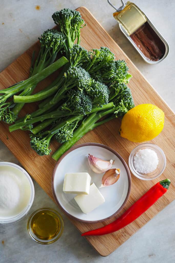 Ingredientes para Bimi con Burrata y Aceite de Ajo y Anchoa: bimi, aceite, mantequilla, ajo, anchoa, chile, limón y sal.