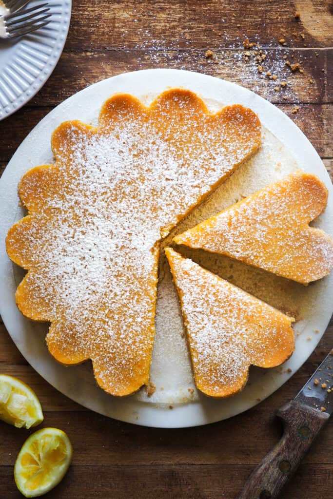 Las Lemon Bars son un postre muy popular en la repostería estadounidense, y no me extraña. Consisten en una base de masa crujiente y quebradiza, similar al shortbread, y están cubiertas con una capa de limón suave y ligeramente ácida. Son un dulce delicioso y perfecto para cualquier ocasión, ya sea una celebración, como postre o merienda. ¡Estas barritas de limón siempre sorprenden! | Receta de Paula's Apron