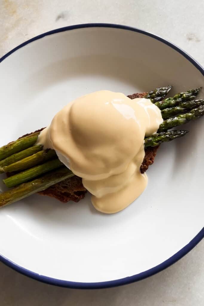 Huevo escalfado con espárragos y salsa holandesa fácil sobre una tostada. | Receta de Paula's Apron