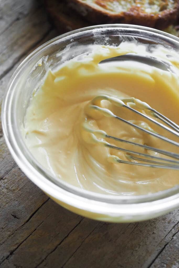 Cómo hacer salsa holandesa en casa es más fácil y rápido de lo que te puedes pensar. Solo necesitas 3 ingredientes (y sal) y 4 pasos para obtener una salsa deliciosa y cremosa perfecta para acompañar huevos, verduras y tubérculos o pescado. Esta salsa holandesa rápida e infalible te va a enamorar. | Receta de Paula's Apron