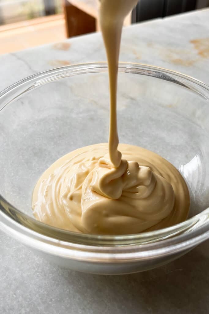 Cómo hacer salsa holandesa en casa es más fácil y rápido de lo que te puedes pensar. Solo necesitas 3 ingredientes (y sal) y 4 pasos para obtener una salsa deliciosa y cremosa perfecta para acompañar huevos, verduras y tubérculos o pescado. Esta salsa holandesa rápida e infalible te va a enamorar. | Receta de Paula's Apron