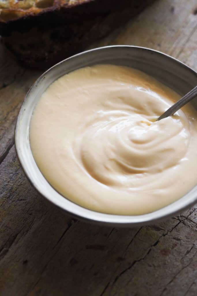 Cómo hacer salsa holandesa en casa es más fácil y rápido de lo que te puedes pensar. Solo necesitas 3 ingredientes (y sal) y 4 pasos para obtener una salsa deliciosa y cremosa perfecta para acompañar huevos, verduras y tubérculos o pescado. Esta salsa holandesa rápida e infalible te va a enamorar. | Receta de Paula's Apron