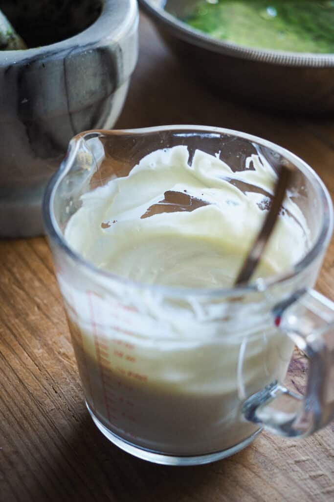 Crema de ricotta para ñoquis con pesto en un jarrón de cristal.