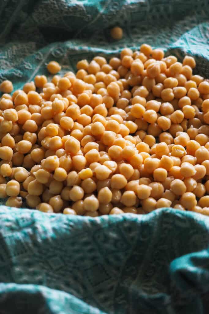 Garbanzos cocidos sobre un paño de cocina.