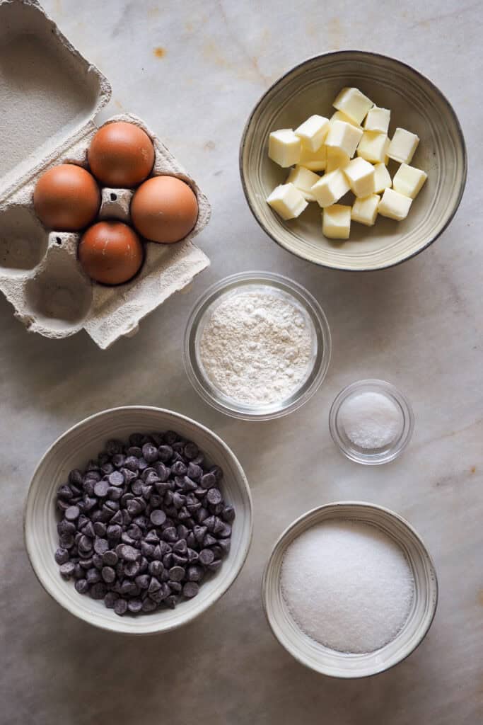 Ingredientes Torta Tenerina: huevos, mantequilla, chocolate, azúcar y harina.